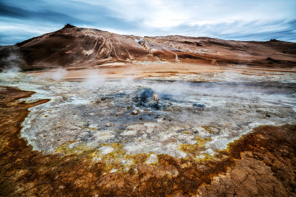 Hverir (en islandais : Hverarond) est une zone géothermique située à Myvatn, en Islande. Hverir est une célèbre destination touristique située près du lac Myvatn, dans la région de Krafla, au nord-est de l’Islande, en Europe.