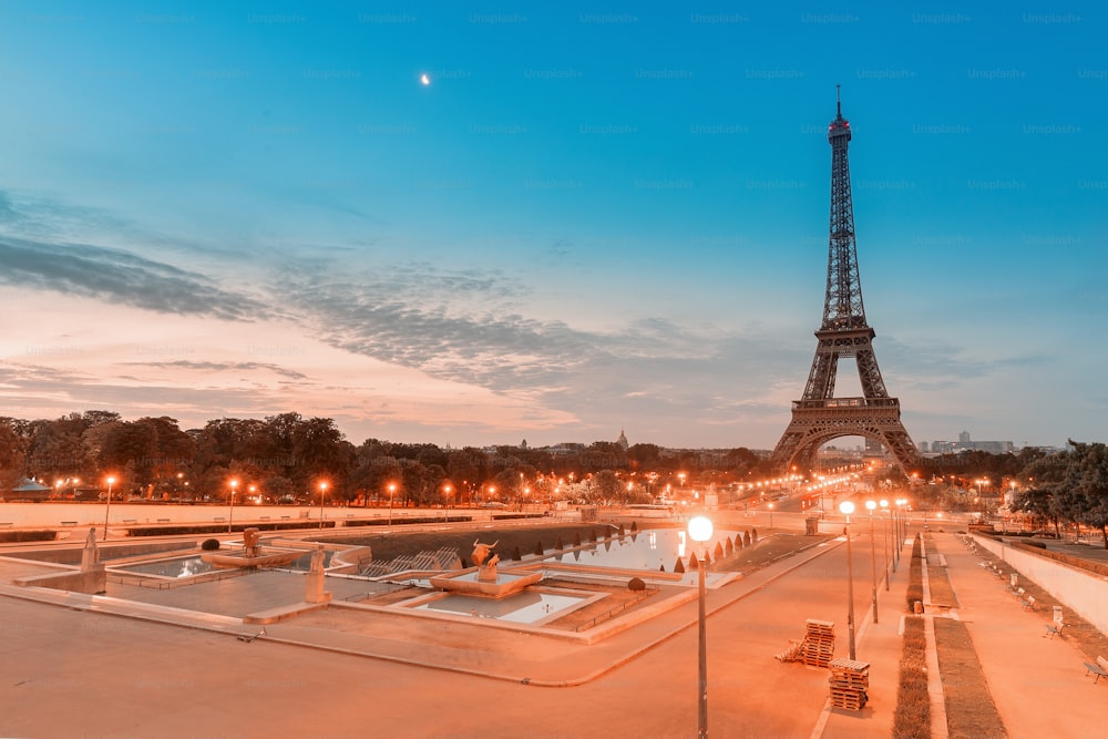 O símbolo de Paris e de toda a França é a elegante e única Torre Eiffel. Foto tirada na área da praça Trocadero durante a hora azul antes do amanhecer