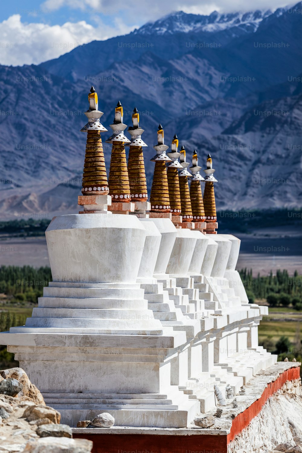 Chortens (estupas budistas) do lado de fora do palácio Shey no Himalaia. Leh, Ladakh, Índia