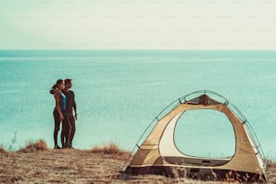 男と女は海の近くのキャンプ場で休んでいる