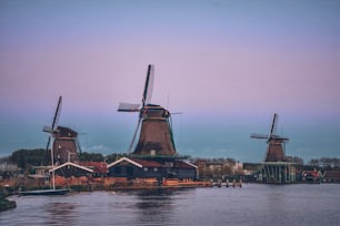 Moinhos de vento no famoso local turístico Zaanse Schans na Holanda no crepúsculo após o pôr do sol. Zaandam, Países Baixos