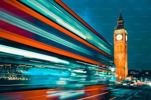 런던과 영국의 가장 눈에 띄는 상징 중 하나 인 빅 벤 (Big Ben)은 밤에 지나가는 자동차의 불빛과 함께 표시됩니다.