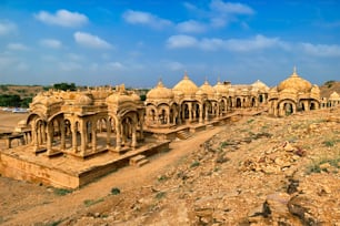 Attraction touristique et point de repère du Rajasthan - Cénotaphes de Bada Bagh (mausolée funéraire hindou) en grès dans le désert indien du Thar. Jaisalmer, Rajasthan, Inde