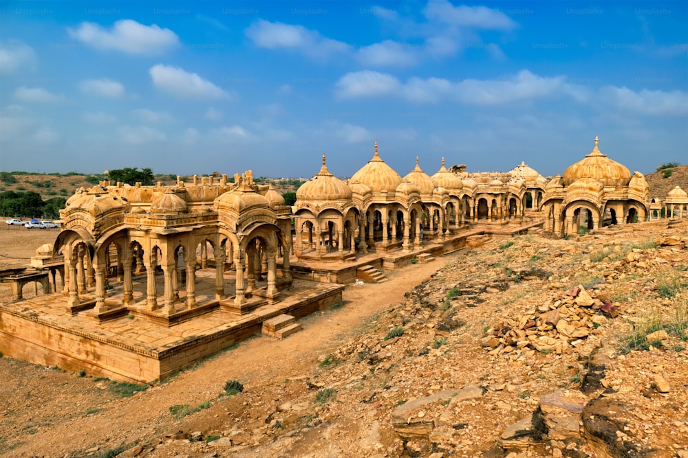 Touristenattraktion und Wahrzeichen von Rajasthan - Bada Bagh Kenotaphen (Hindu-Grabmausoleum) aus Sandstein in der indischen Thar-Wüste. Jaisalmer, Rajasthan, Indien