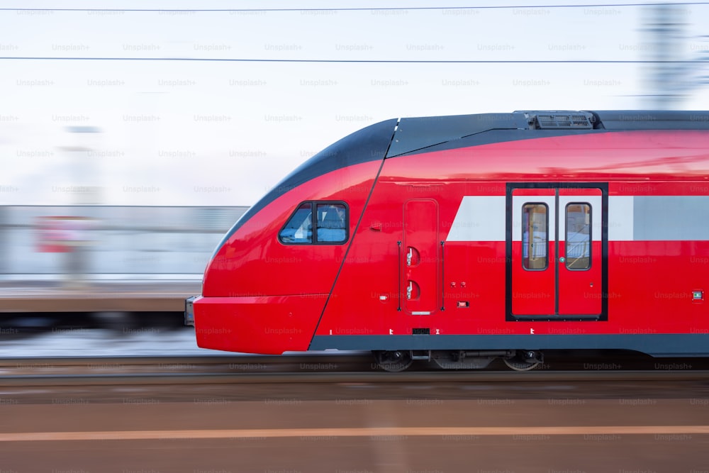 Train de banlieue passant à grande vitesse, vue latérale