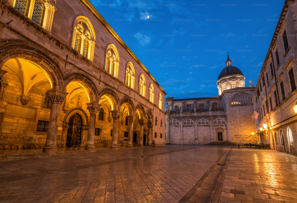 Catedral de Dubrovnik na cidade velha de Dubrovnik, Croácia - Destino de viagem proeminente da Croácia. A cidade velha de Dubrovnik foi listada como Patrimônio Mundial da UNESCO em 1979.