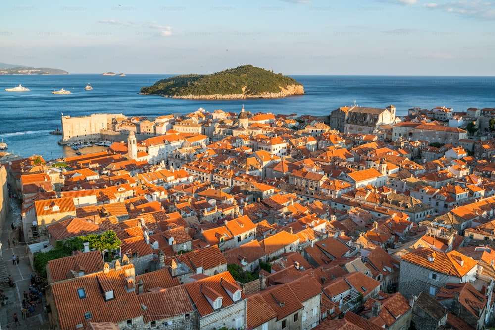 Vue panoramique de la vieille ville de Dubrovnik en Croatie - Destination de voyage de premier plan de la Croatie. La vieille ville de Dubrovnik a été classée au patrimoine mondial de l’UNESCO en 1979.