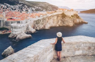 두브로브니크 올드 타운의 여성 여행자, 달마티아, 크로아티아 - 크로아티아의 유명한 여행지인 두브로브니크 구시가지는 1979년 유네스코 세계 문화 유산으로 등재되었다.