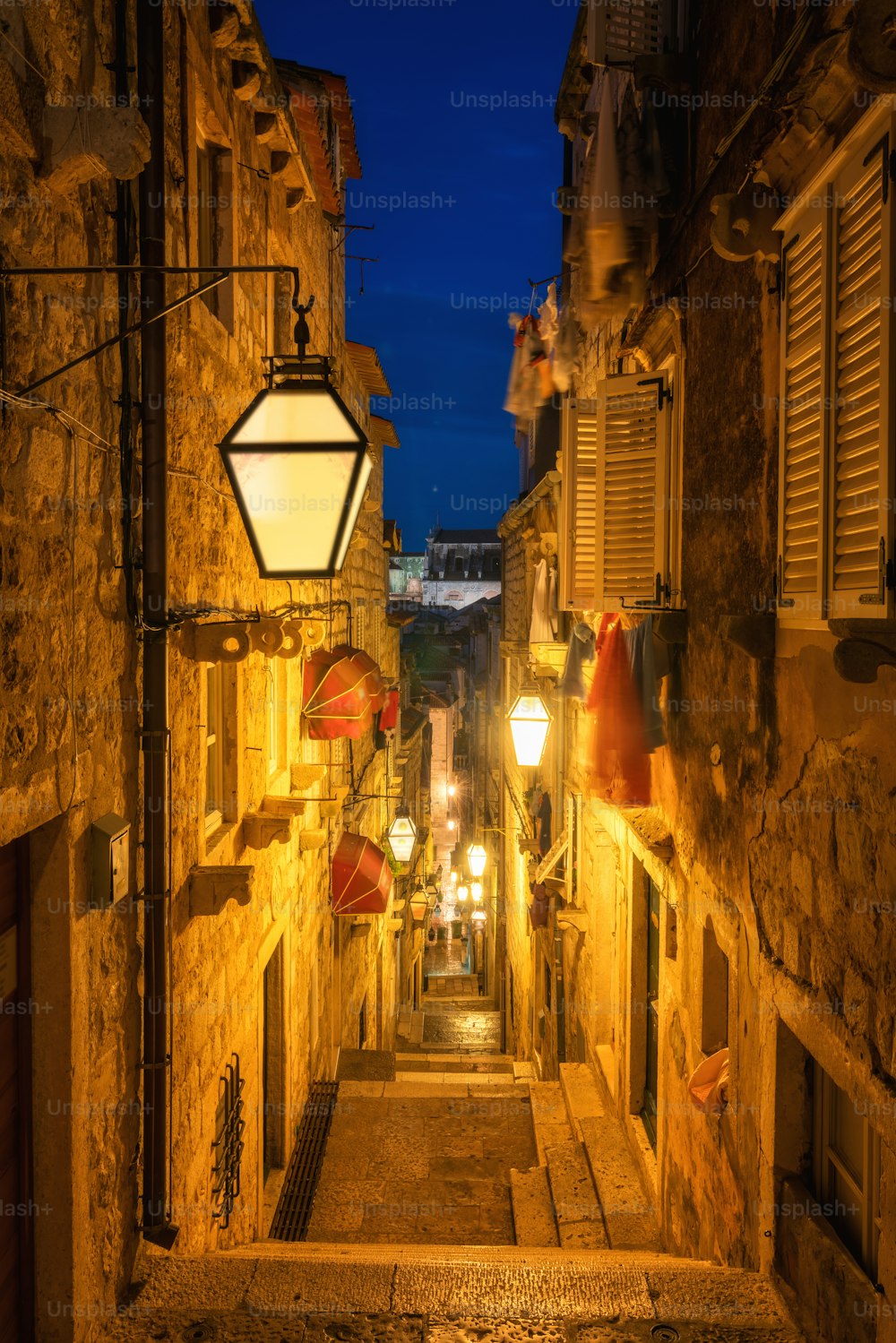 Famoso vicolo stretto del centro storico di Dubrovnik in Croazia di notte - Destinazione turistica di spicco della Croazia. Il centro storico di Dubrovnik è stato dichiarato Patrimonio dell'Umanità dall'UNESCO nel 1979.
