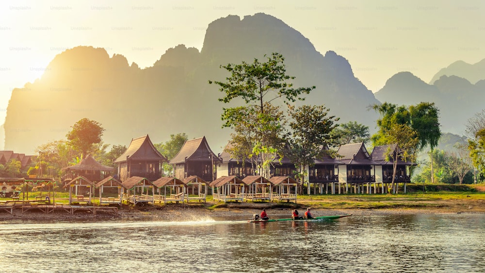 Villaggio e bungalow lungo il fiume Nam Song a Vang Vieng, Laos.