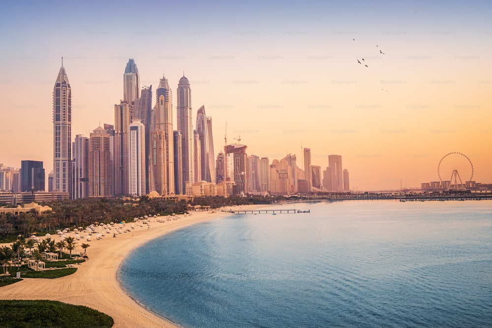 Blick auf den Sonnenuntergang auf die Dubai Marina und JBR und das berühmte Riesenrad und die goldenen Sandstrände im Persischen Golf. Urlaub und Urlaub in den Vereinigten Arabischen Emiraten