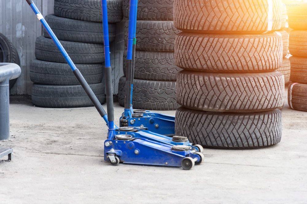 Jack for lifting a car body to replace tires on wheels