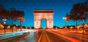 Famoso Arco di Trionfo di notte, Parigi, Francia.
