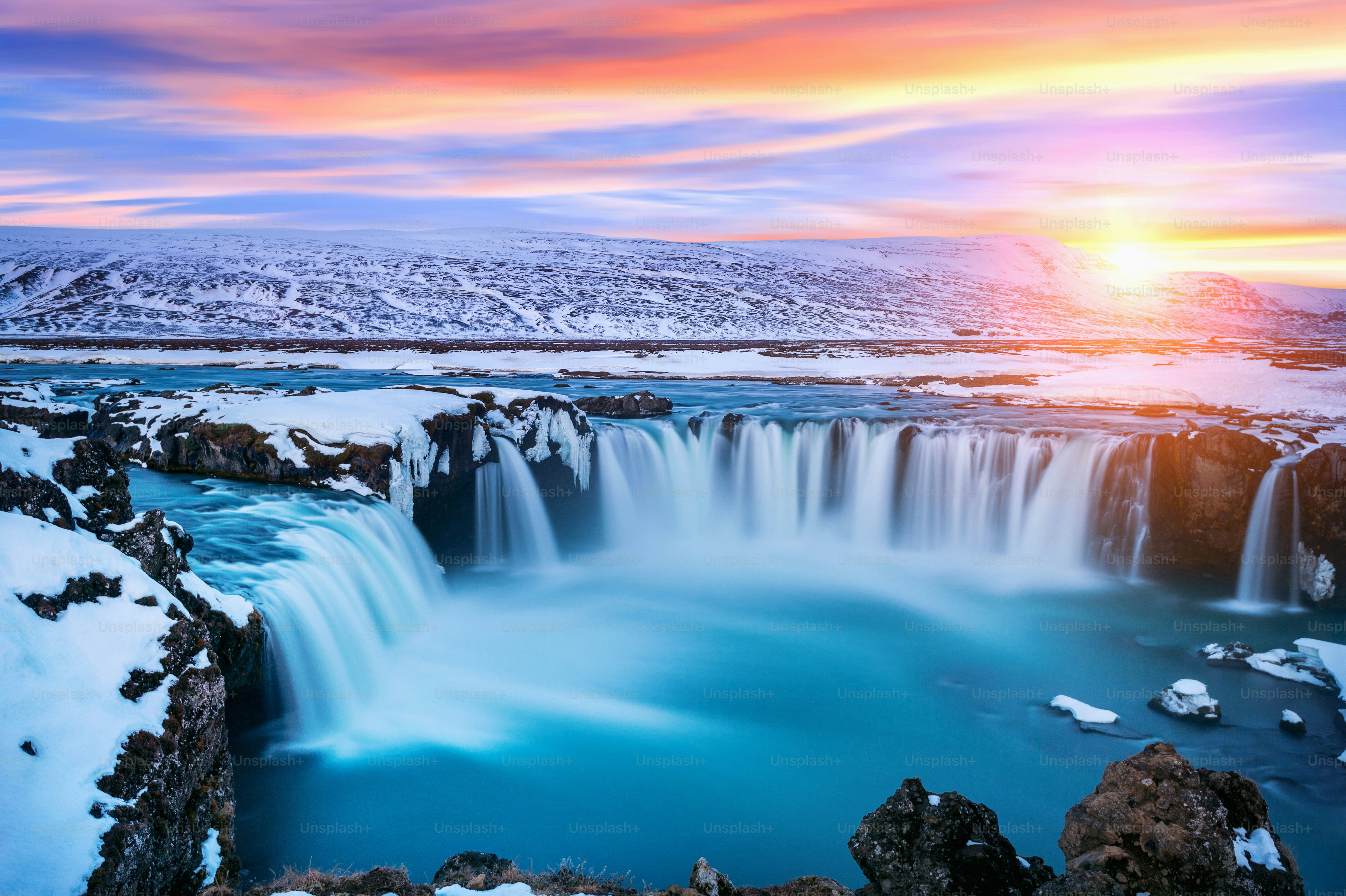 Cascata di Godafoss al tramonto in inverno, Islanda.