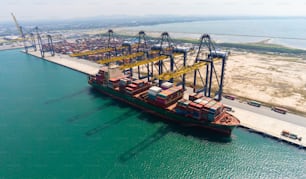 Container aerei con vista dall'alto, attività di carico, commercio commerciale, logistica e trasporto di importazioni ed esportazioni internazionali da parte di una nave da carico frieght container nel porto marittimo aperto.