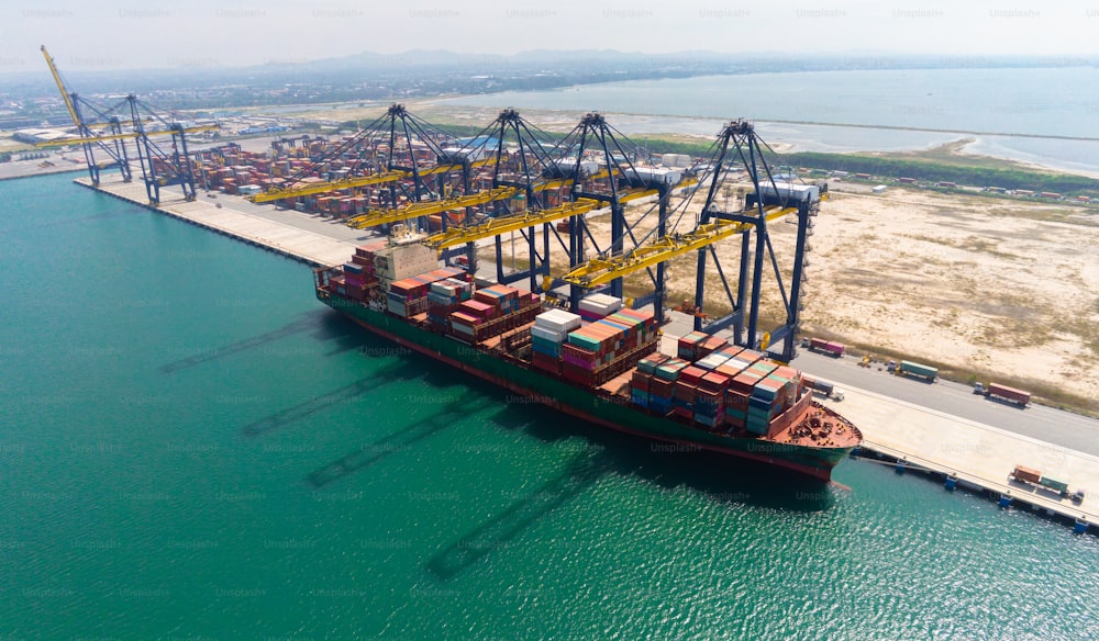Luftbild-Top-View-Container Schiff Frachtgeschäft kommerzielle Handelslogistik und Transport von internationalen Import Export per Container-Frieght Frachtschiff im offenen Seehafen.