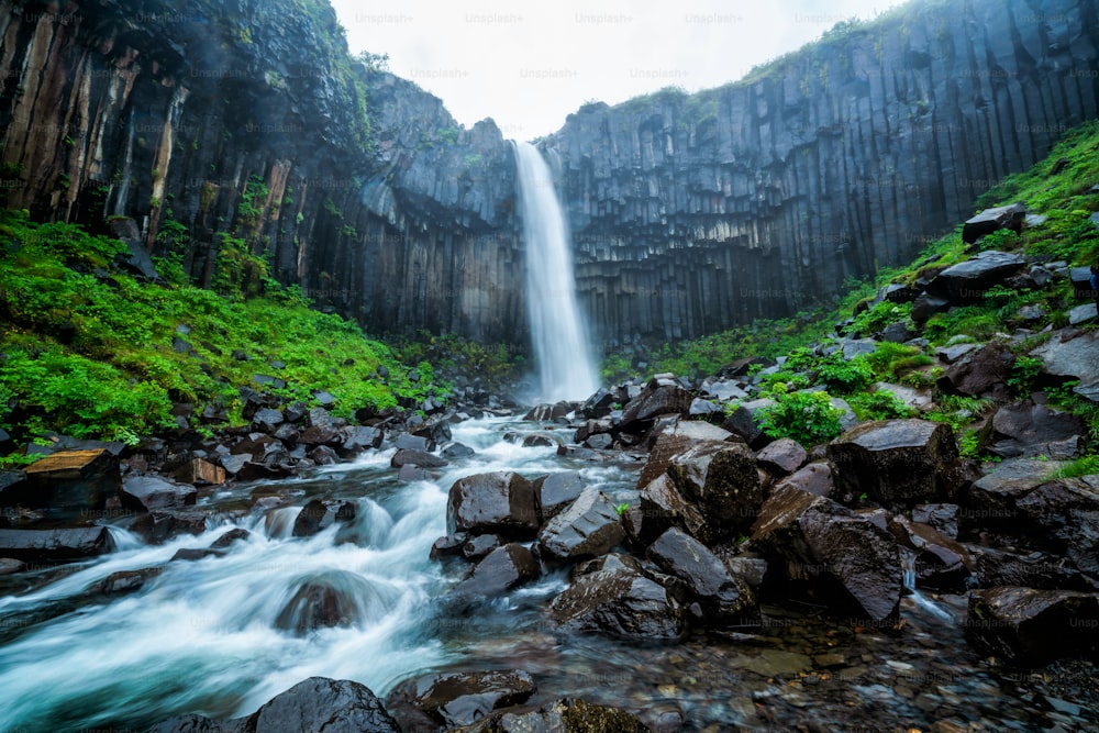 Svartifoss ist ein einzigartiger Wasserfall aus Vulkangestein in Island. Es befindet sich in Skaftafell, Vatnajokull Nationalpark im südlichen Teil von Island. Der Wasserfall zieht Touristen an, um Südisland zu besuchen.