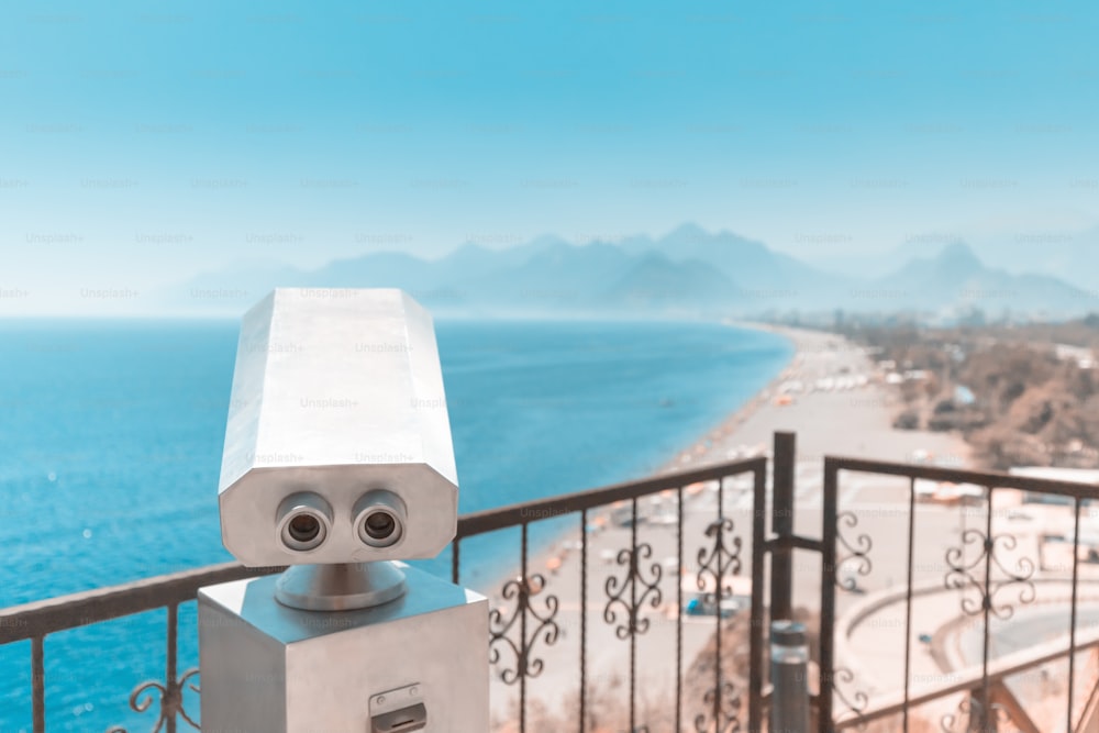 Miradouro com um telescópio turístico num resort mediterrânico. Viagens e lugares interessantes para o conceito de turismo