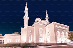 Beleuchtete Jumeirah-Moschee bei Nacht in Dubai, Vereinigte Arabische Emirate. Es ist auch ein Bildungszentrum für kulturelles Verständnis. Muslimisches Religionskonzept
