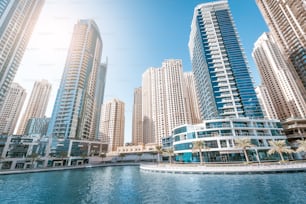 수많은 주거 고층 빌딩과 호텔이 있는 마리나 지구의 파노라마 전망. UAE 개념의 여행 목적지