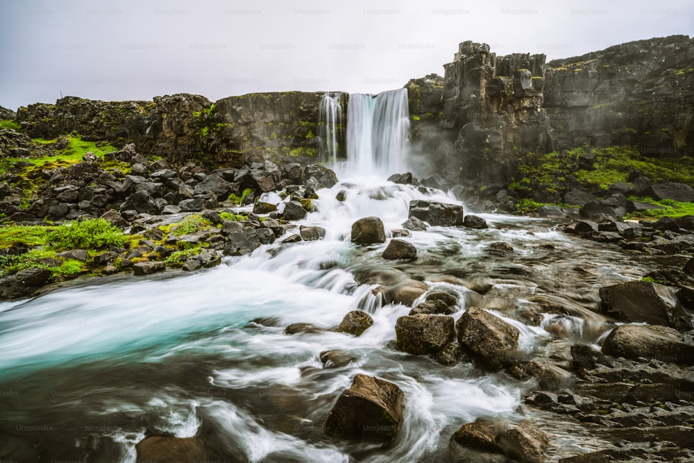 Landschaft des Oxararfoss Wasserfalls im Thingvellir Nationalpark, Island. Oxararfoss Wasserfall ist der berühmte Wasserfall, der Touristen anzieht, um Thingvellir auf dem Weg des Island Golden Circle zu besuchen.