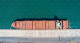 Container aerei con vista dall'alto, attività di carico, commercio commerciale, logistica e trasporto di importazioni ed esportazioni internazionali da parte di una nave da carico frieght container nel porto marittimo aperto.