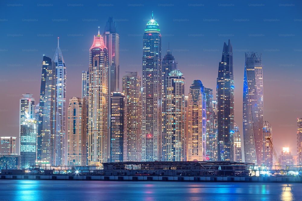 Vista majestosa da cidade de arranha-céus e edifícios de hotéis na área da Marina de Dubai a partir da ilha de palmeira Jumeirah em Dubai. Atrações imobiliárias e turísticas nos Emirados Árabes Unidos