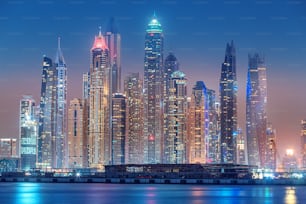 Vista majestosa da cidade de arranha-céus e edifícios de hotéis na área da Marina de Dubai a partir da ilha de palmeira Jumeirah em Dubai. Atrações imobiliárias e turísticas nos Emirados Árabes Unidos