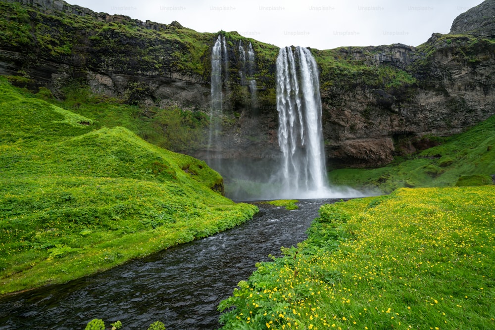 Magica cascata di Seljalandsfoss in Islanda. Si trova vicino alla circonvallazione dell'Islanda meridionale. Maestoso e pittoresco, è uno dei luoghi mozzafiato più fotografati dell'Islanda.