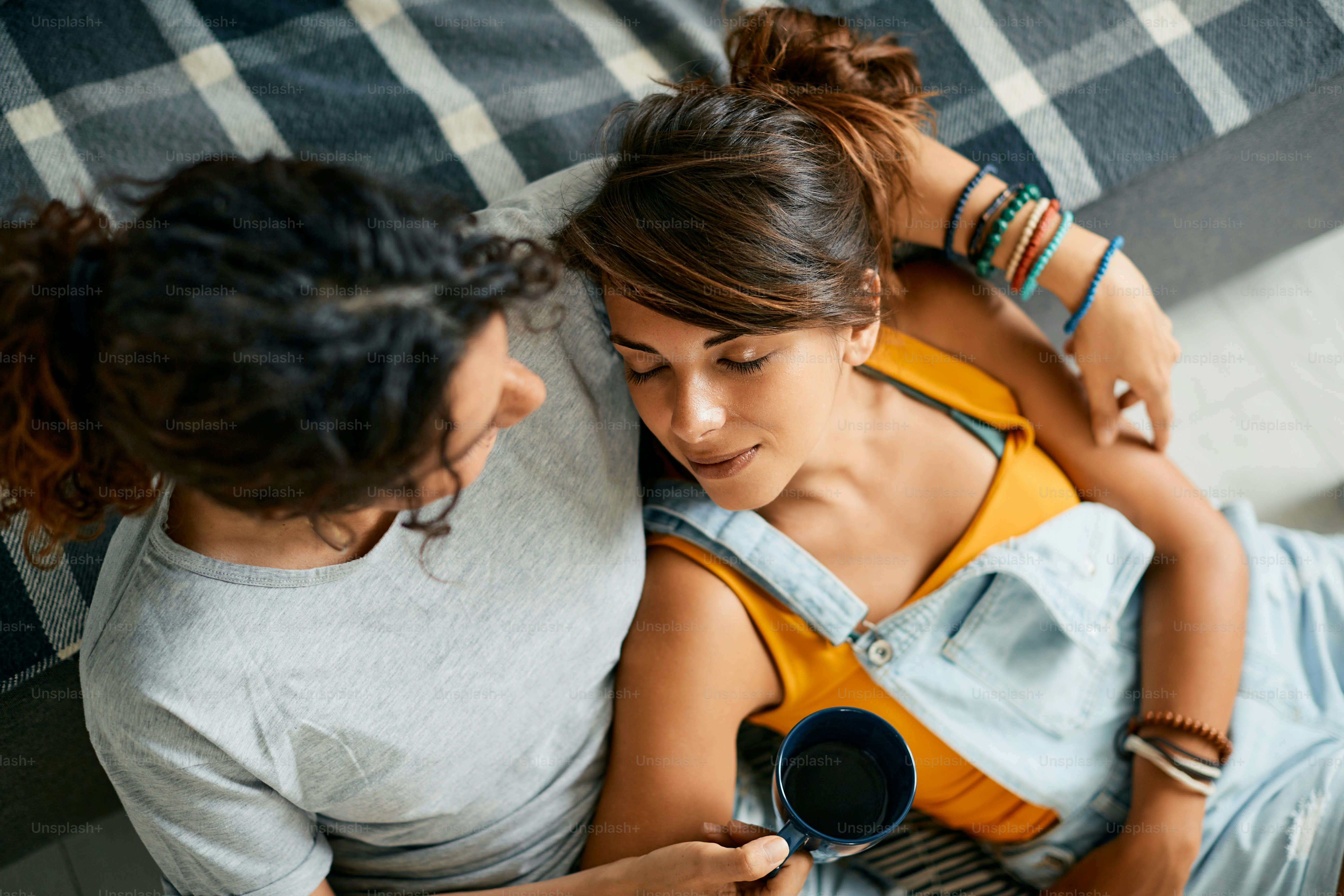 Jeune femme lesbienne appréciant dans l’étreinte de sa petite amie