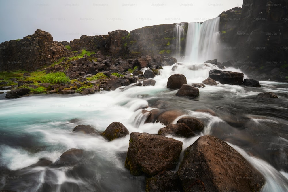 Landschaft des Oxararfoss Wasserfalls im Thingvellir Nationalpark, Island. Oxararfoss Wasserfall ist der berühmte Wasserfall, der Touristen anzieht, um Thingvellir auf dem Weg des Island Golden Circle zu besuchen.