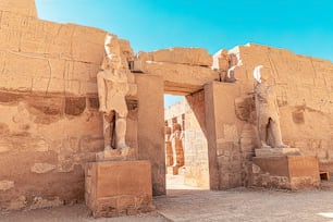 룩소르의 카르나크에 있는 람세스 신전. 이집트의 고고학 및 관광 명소