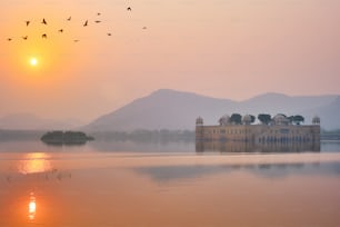 ジャイプールの日の出に有名なインドの観光名所ジャルマハル(ウォーターパレス)の静かな朝。周りのアヒルや鳥が穏やかな朝を楽しんでいます。ジャイプール、ラージャスターン州、インド