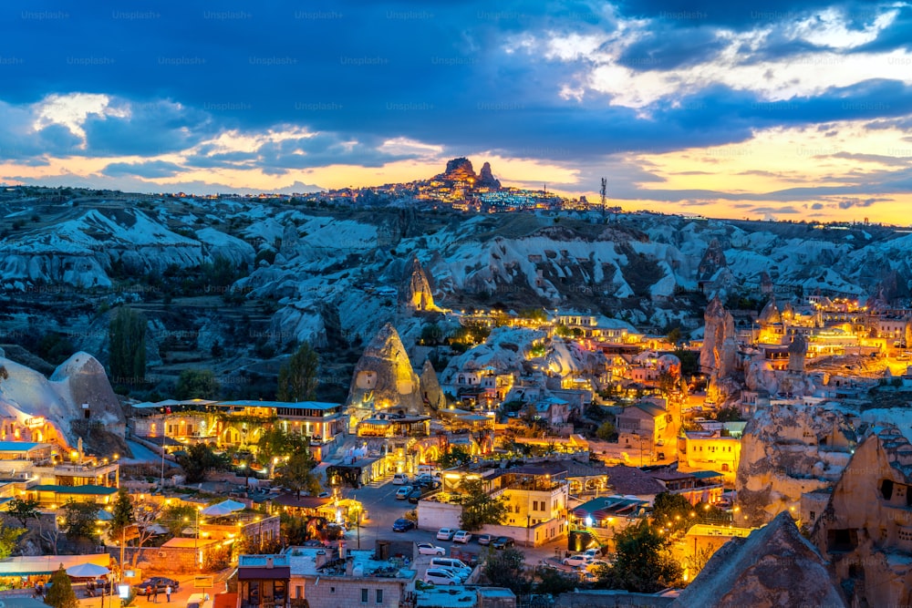 Città di Goreme al crepuscolo in Cappadocia, Turchia.