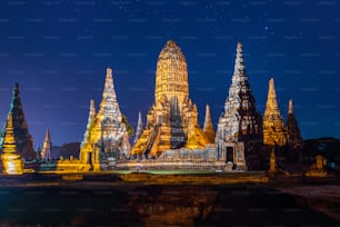 Parque Histórico de Ayutthaya, templo budista de Wat Chaiwatthanaram na Tailândia.