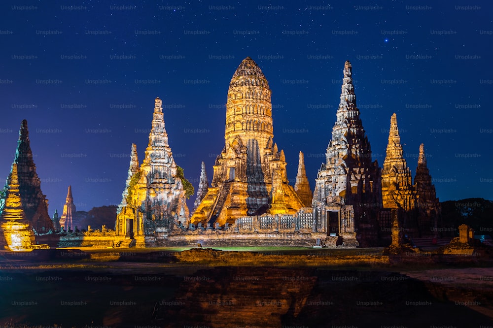 Parque Histórico de Ayutthaya, templo budista Wat Chaiwatthanaram en Tailandia.