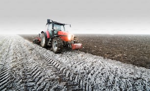 Tractor arando un campo en invierno