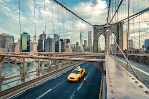 Taxi en el puente de Brooklyn, Nueva York, Estados Unidos