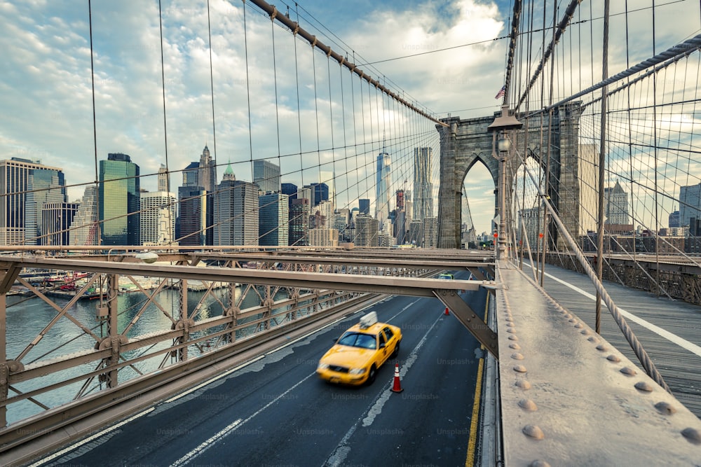 ブルックリン橋のタクシー、ニューヨーク、アメリカ