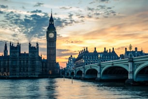 Big Ben et le pont de Westminster au coucher du soleil, Londres, Royaume-Uni