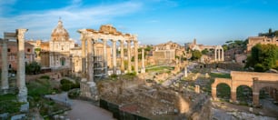 Foro Romano en Roma, Italia. El Foro Romano fue construido en la época de la Antigua Roma como lugar de procesiones triunfales y elecciones. Es famosa atracción turística de Roma, Italia.