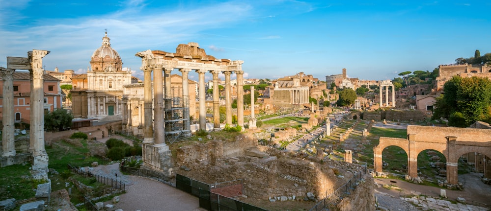 Foro Romano en Roma, Italia. El Foro Romano fue construido en la época de la Antigua Roma como lugar de procesiones triunfales y elecciones. Es famosa atracción turística de Roma, Italia.