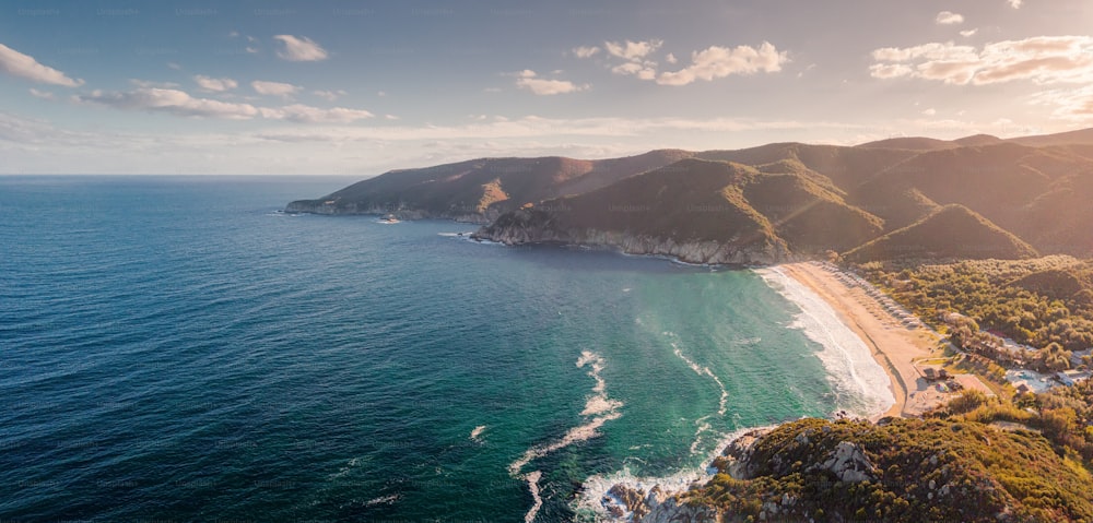 Vista panorámica aérea de una de las playas más emblemáticas y populares de la región de Calcídica: Kalamitsi, en la península de Sithonia. Visitar Grecia y concepto de vacaciones