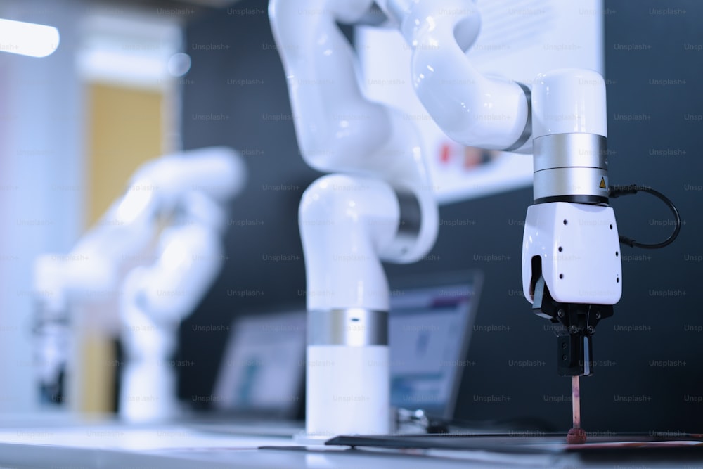 Robô manipulador na mesa em closeup de laboratório de testes técnicos industriais. Conceito de tecnologias modernas