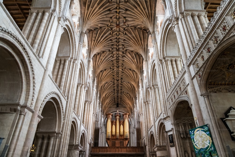 Vue intérieure de la voûte et de la nef de la cathédrale de Norwich, un temple dédié à la Sainte Trinité indivise achevé en 1145.