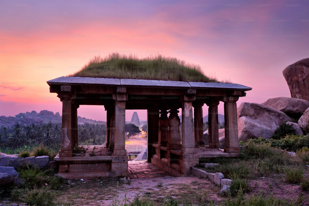 일몰에 함피의 고대 유적. 위 함피 바자르, 함피, 카르나타카, 인도