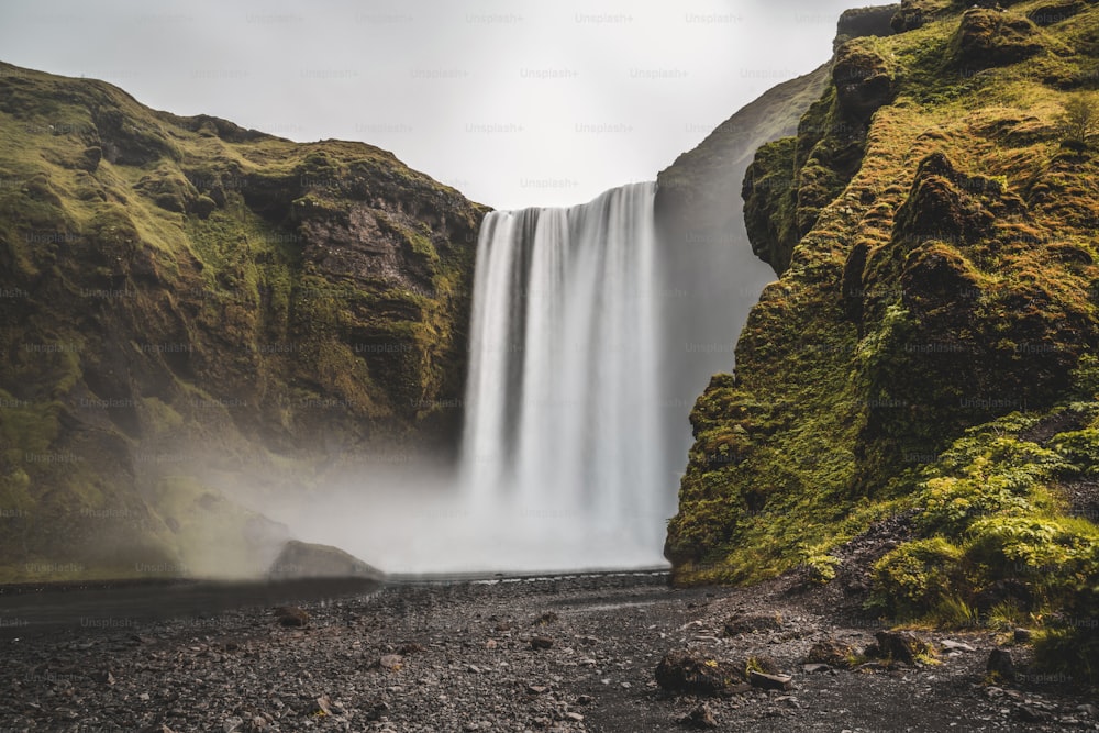 Bellissimo scenario della maestosa cascata di Skogafoss nella campagna dell'Islanda in estate. La cascata di Skogafoss è il famoso punto di riferimento naturale e la destinazione turistica dell'Islanda e dell'Europa.