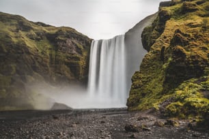 Beau paysage de la majestueuse cascade de Skogafoss dans la campagne islandaise en été. La cascade de Skogafoss est le site naturel le plus célèbre et la destination touristique de l’Islande et de l’Europe.