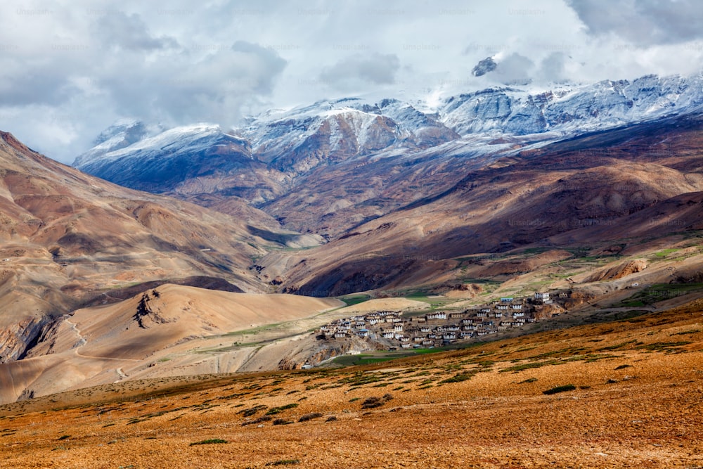 Village de Kibber dans l’Himalaya. Se trouve dans une vallée étroite au sommet d’un rocher calcaire. Altitude 4270 m au-dessus du niveau de la mer. Village le plus peuplé du monde. Spiti Valley, Himachal Pradesh, Inde