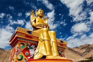 Estatua de Buda Maitreya en Likir gompa (monasterio), Ladakh, India